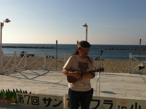 海をバックに軽く音出し中 海をバックに軽く音出し中